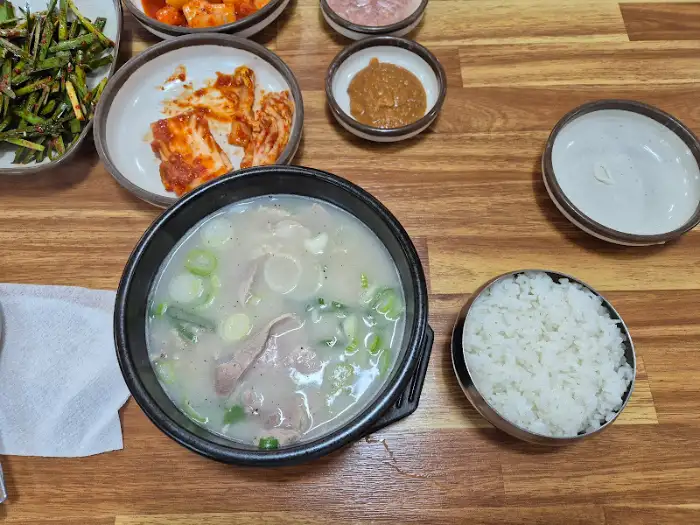 뽀얀 국물의 돼지국밥