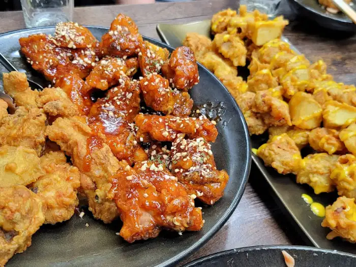 접시에 가득 담긴 치킨