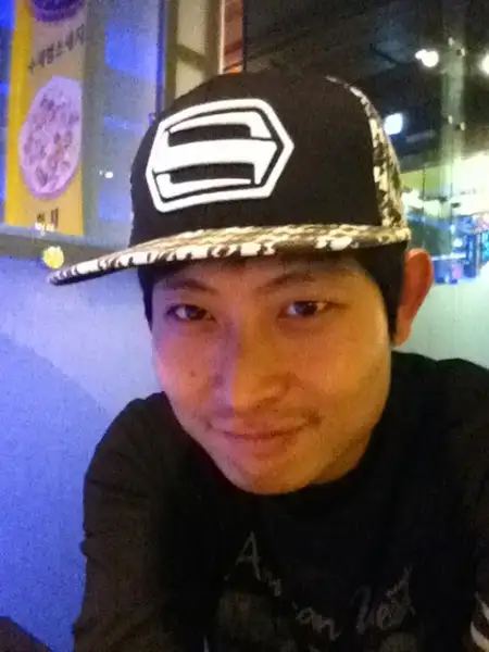 음식 앞에서 설레는 표정