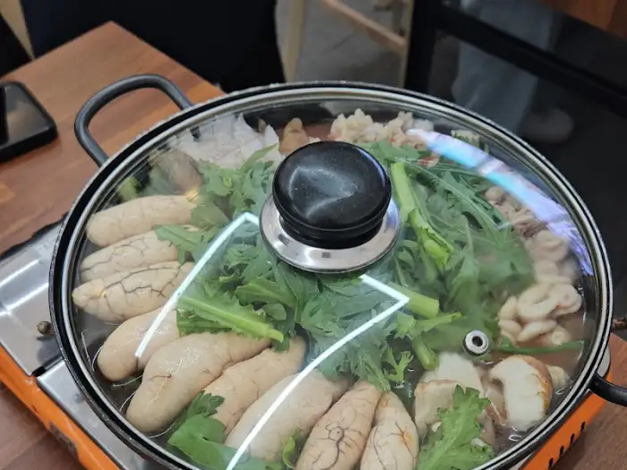 끓고 있는 알탕 냄비의 모습, 뚜껑 덮인 상태