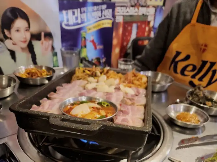 초벌되어 나온 통삼겹살이 불판 위에서 지글거리고 있습니다.