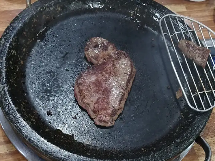 돌판 위 스테이크처럼 구워지는 한우