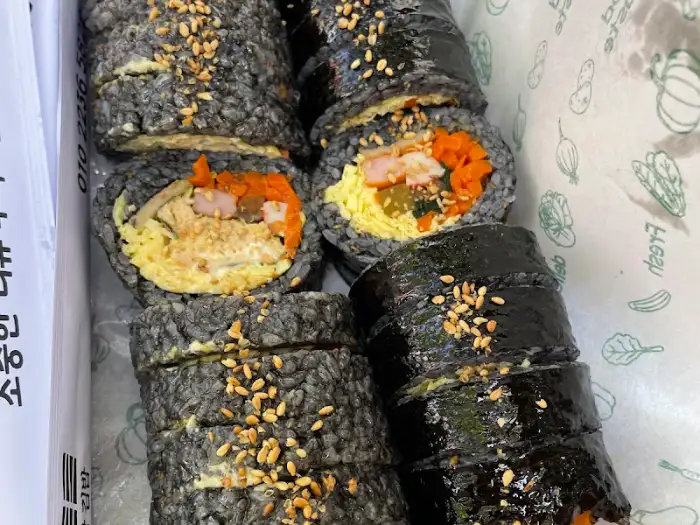 먹음직스러운 오징어먹물 김밥 단면