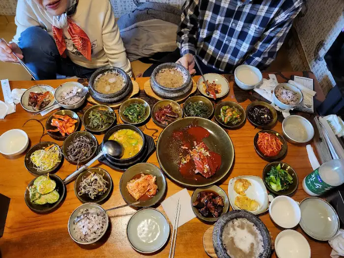 푸짐하게 차려진 한상 차림