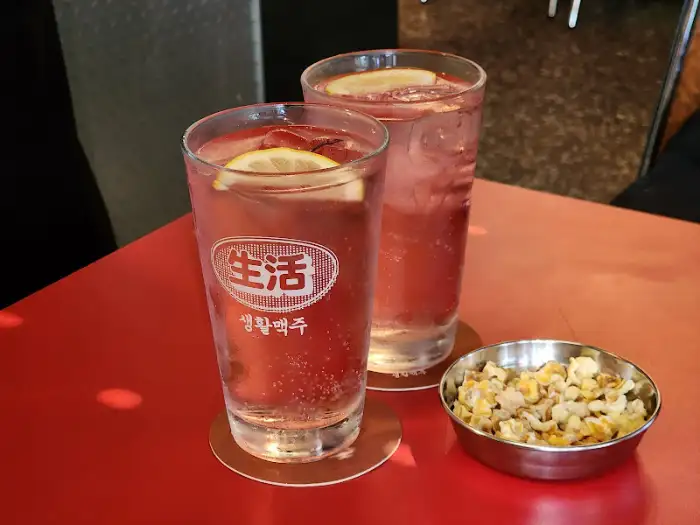 생활맥주 시그니처 잔에 담긴 음료