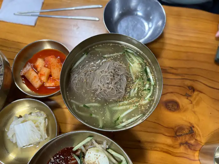 따뜻한 육수와 기본 반찬