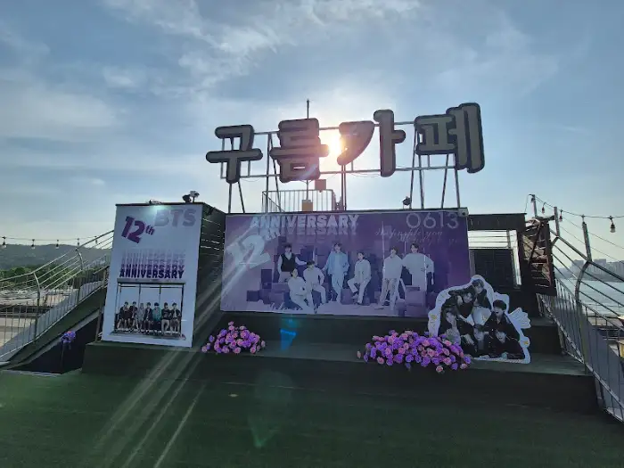 카페 앞에 설치된 대형 현수막과 장식