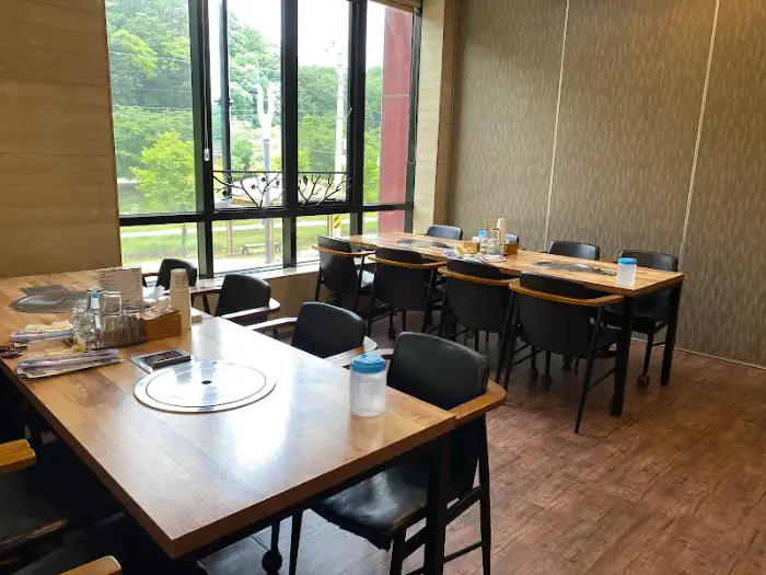 식당 내부 테이블 배치