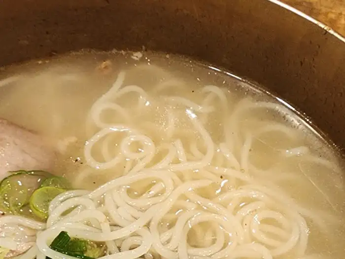 료미 고기 온소바의 얇은 면발