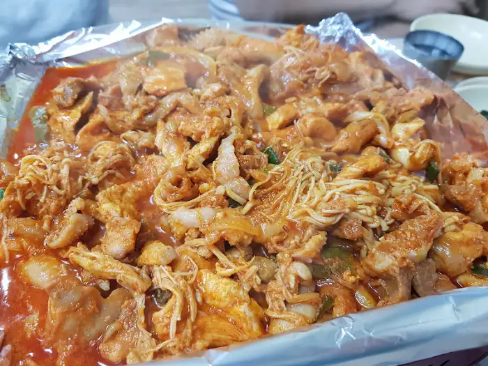 푸짐하게 담긴 주물럭