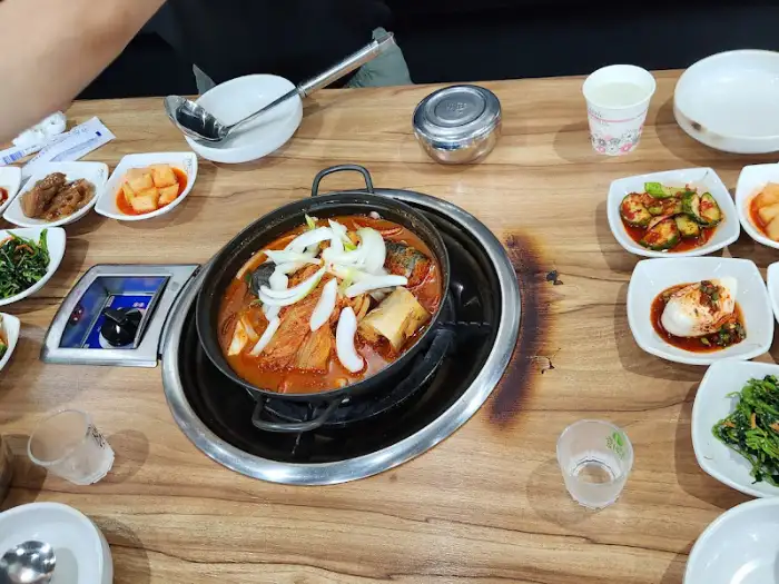식탁에 차려진 음식들