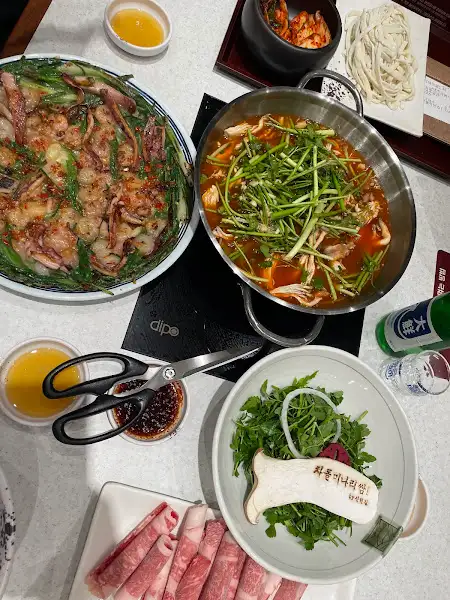 다양한 음식들이 준비된 상차림