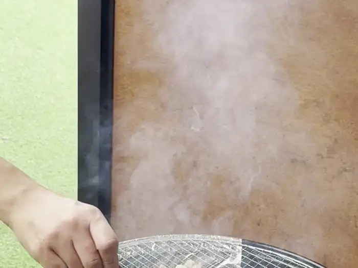 숯불 그릴에서 피어오르는 연기