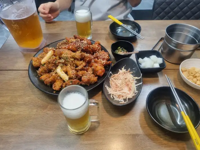 테이블에 차려진 음식들