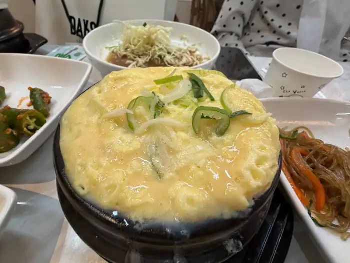 따뜻한 뚝배기에 담긴 계란찜