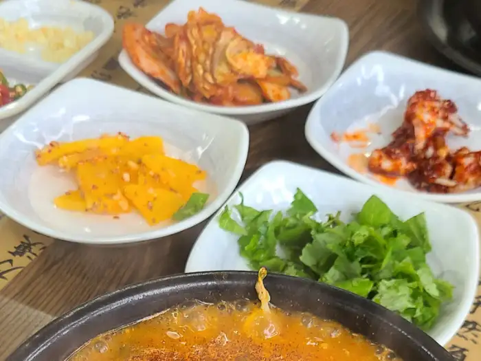 어탕국수와 함께 나온 반찬들