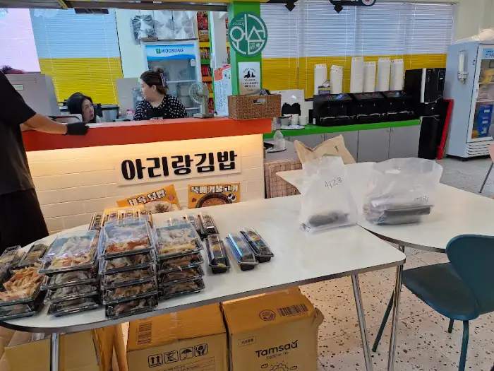 카운터와 테이블이 놓인 매장 모습