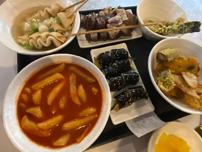 떡볶이와 여러 사이드 메뉴