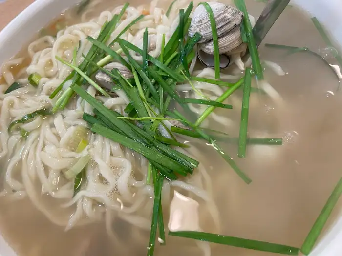 칼국수 면발과 조개