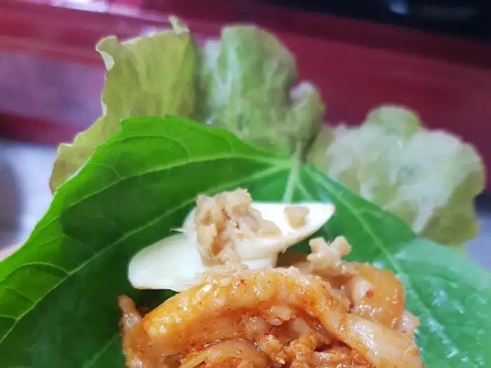 쌈을 싸는 모습