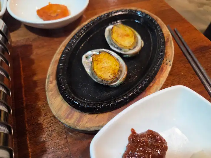 작은 접시에 담긴 전복 요리