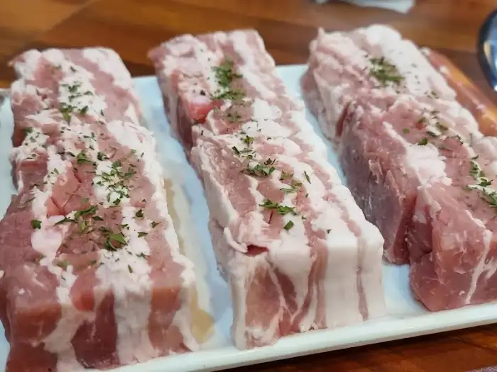 벌집삼겹살 조치원점의 준비된 삼겹살