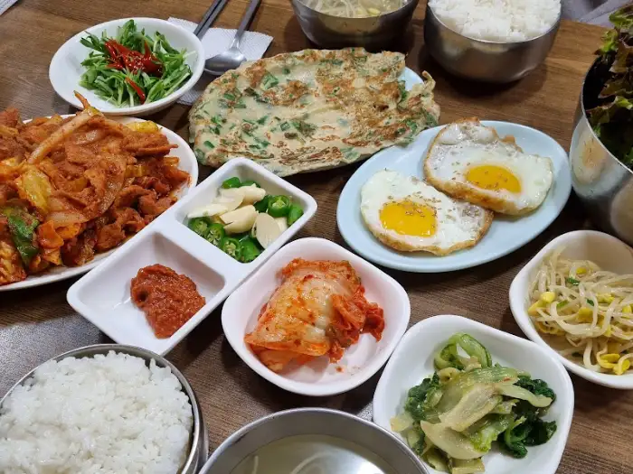 쌈 싸 먹는 모습