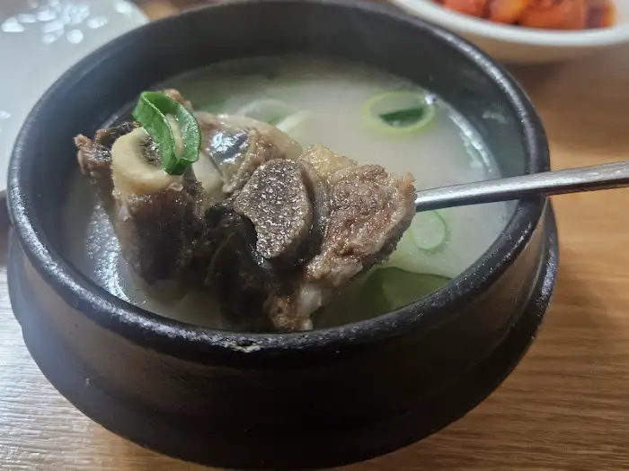 갈비탕의 큼직한 갈비
