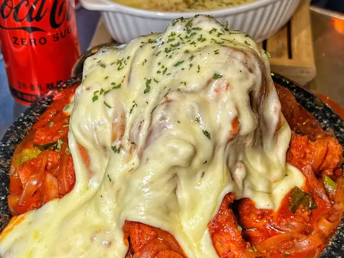 치즈가 듬뿍 올라간 등갈비찜 클로즈업