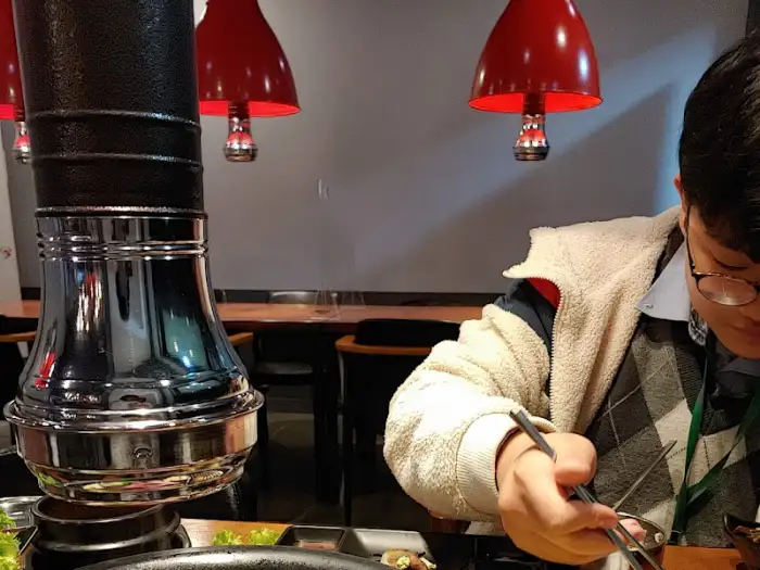 식사 중인 사람과 환풍기