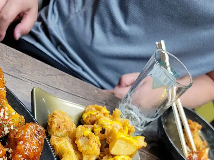 치킨 조각을 들고 있는 손