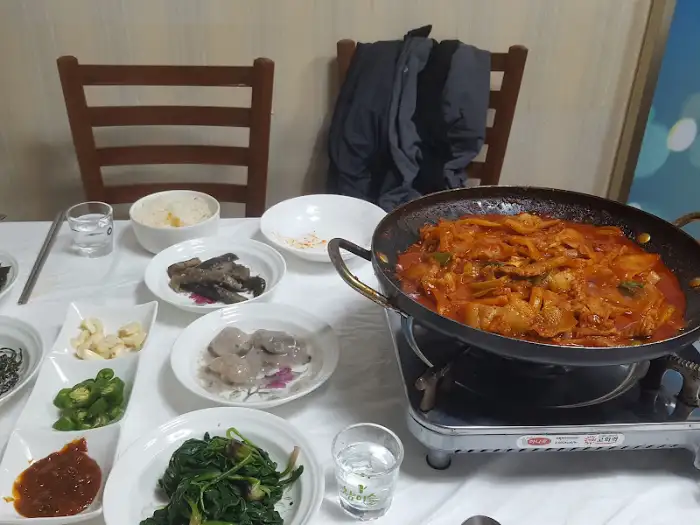 다양한 반찬과 메인 메뉴