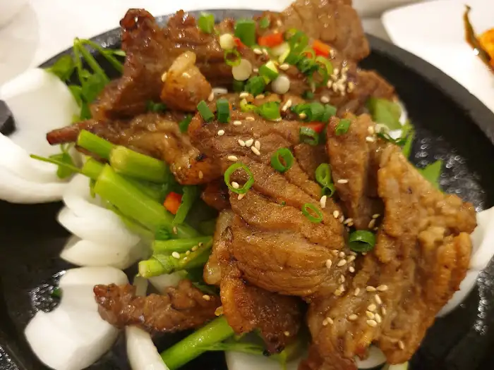 돌판에 담겨 나온 석갈비