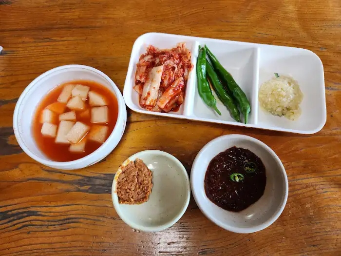 갈치속젓과 곁들임 반찬