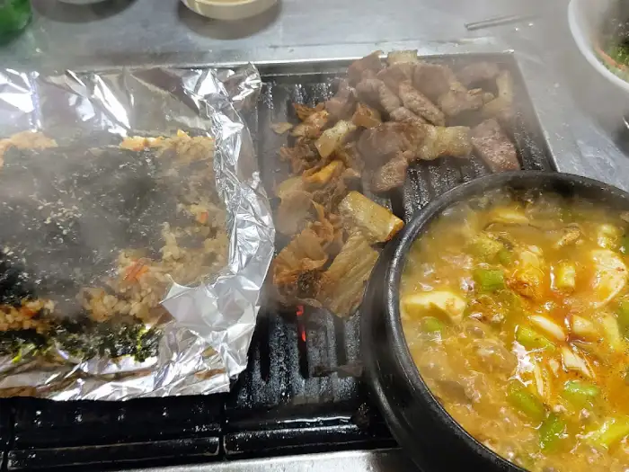 불판 위에 놓인 김치찌개와 밥
