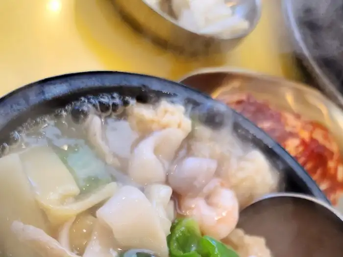누룽지탕 국물과 재료들 일부