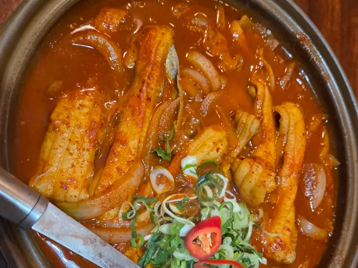 조림 양념에 버무려진 갈치 살