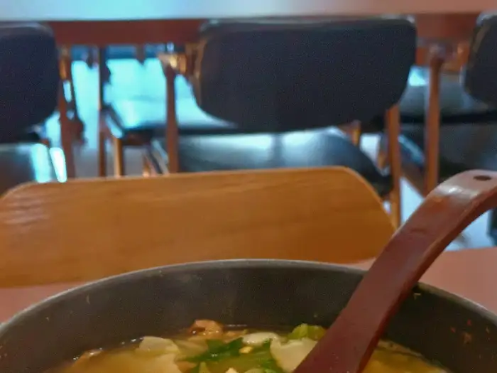 수제비가 담긴 그릇과 테이블 풍경