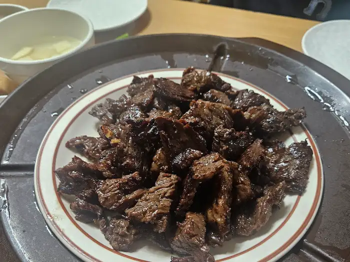 푸짐하게 담긴 양념 갈비살