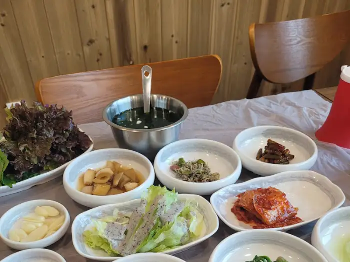 차려진 반찬과 국물