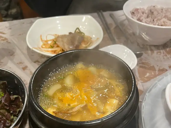 김이 모락모락 나는 된장찌개 모습