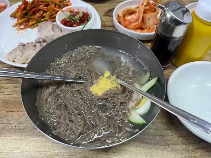 백령면옥 냉면에 양념 추가
