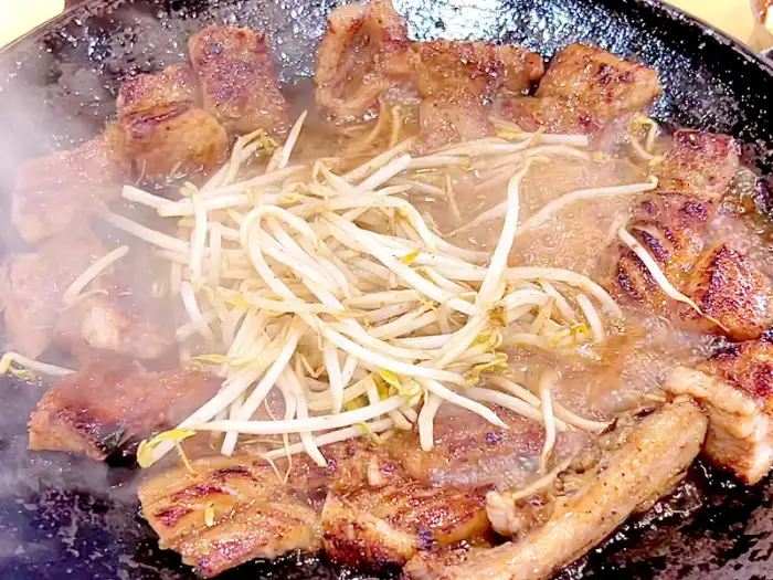 숙주와 함께 볶아지는 고기