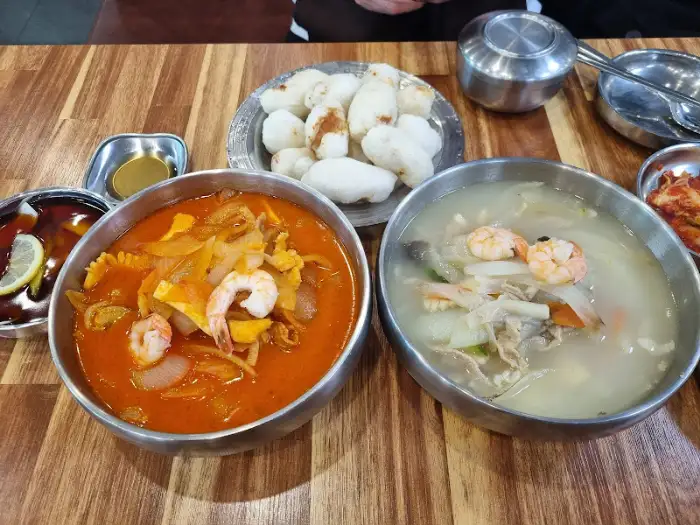 나란히 놓인 백짬뽕과 적짬뽕