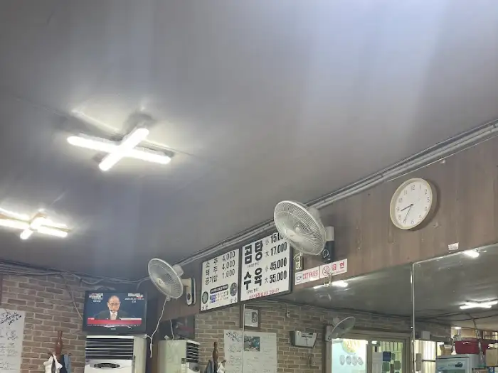 매장 내부 모습과 메뉴판