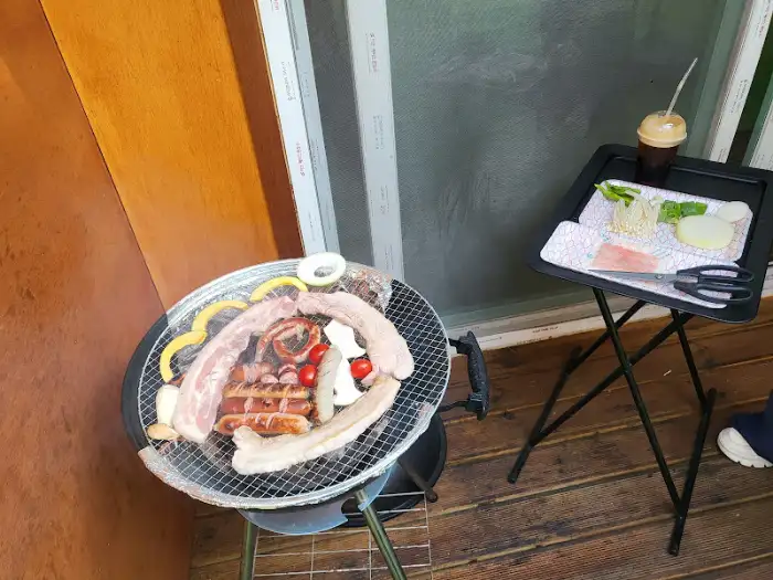 다양한 식자재와 조미료 등이 정갈하게 정돈된 주방 카운터