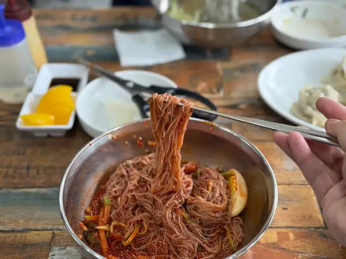 회냉면 비비는 모습