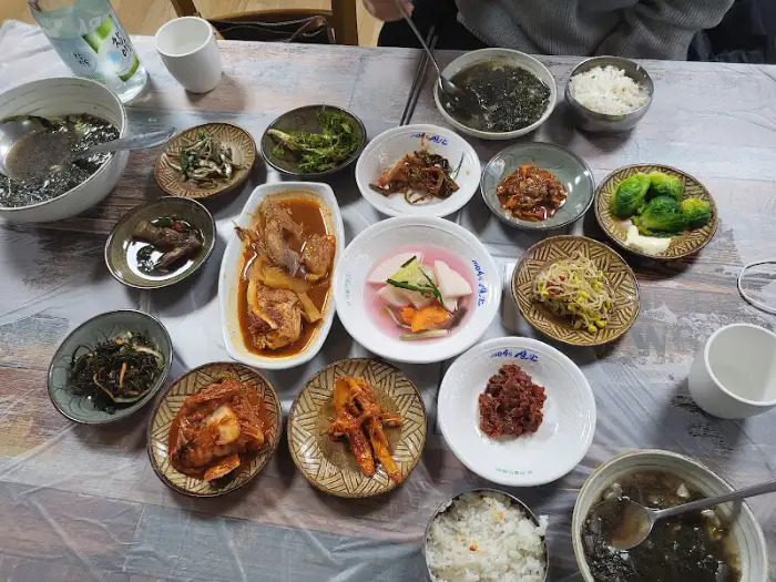 모아식당 다양한 반찬 이미지