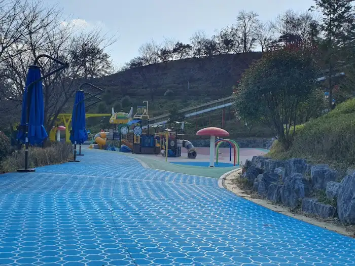 야외 놀이터 전경
