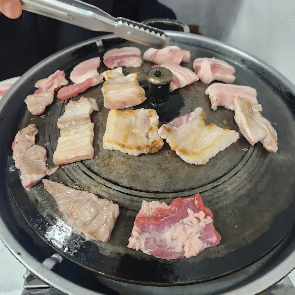 고기 굽는 모습 (참고용 - 본문 내용과 무관)